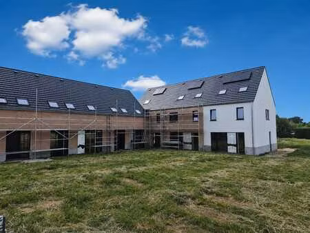 maison moderne de construction neuve dans le vert de meise