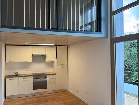f2 lumineux avec balcon et stationnement