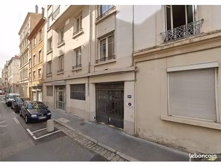parking/box 10 m² lyon