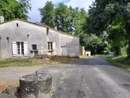 belle ancienne ferme en pierre à rénover avec potentiel de 177m2 et plus  lieu rural très.