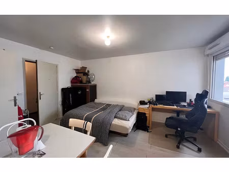location appartement  m² t-1 à le bourget  647 €