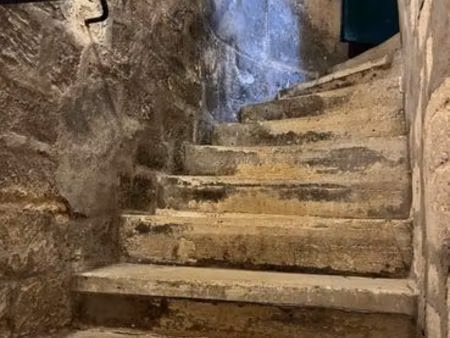 cave saine et sécurisée de 6 m²  située rue de turin  paris 8e  proche métro europe  liège