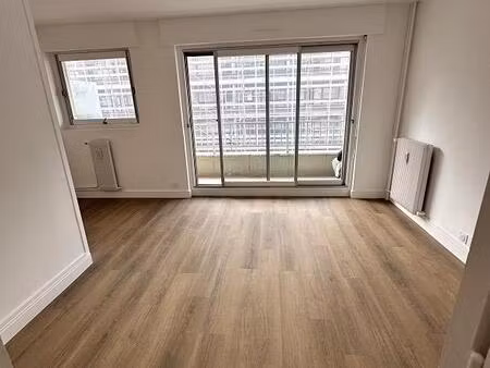 a louer paris xvème studio refait neuf