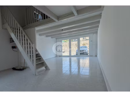 rare local commercial avec mezzanine et vitrine le roure
