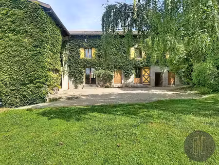 proximité trevoux -maison ancienne au centre du village