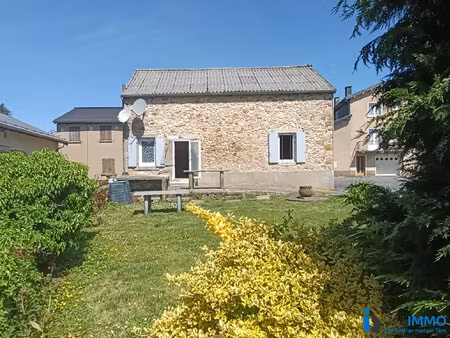 maison de village en pierre à rénover avec jardin et garage.