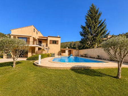 route d'eoures  très grande villa avec piscine et garage