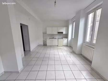 ? t2 rénové de 41 m² en plein centre-ville avec parking privé ◊