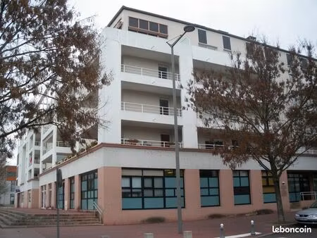 t2 chalon sur saone avec place de parking  proche gare sncf et commerces  face conservatoi