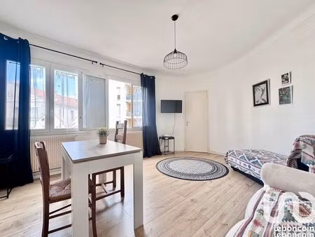 t2 meublé lumieux de 49 m² avec balcon – secteur gare / saint-assiscle