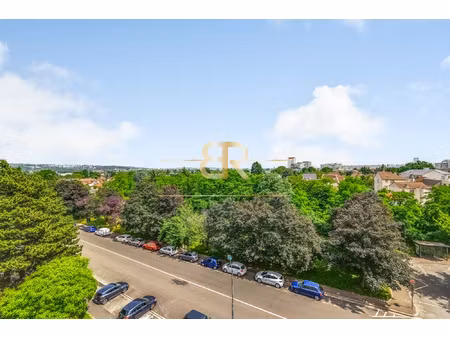 balcon / lumineux / vue dégagée / parking