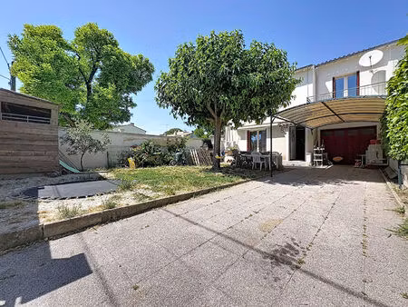 maison orange d'environ 92m²