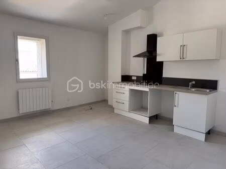 a louer a besse-sur-issole (83890)  beau t2 de 38 20 m2  entièrement rénové