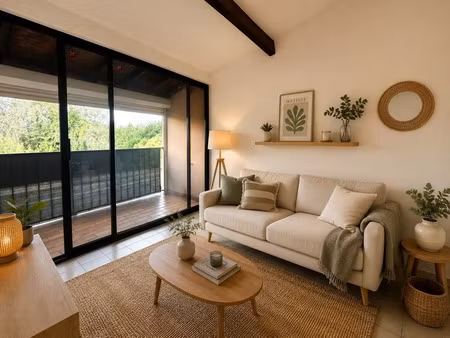 studio climatisé avec balcon et parking aigues mortes