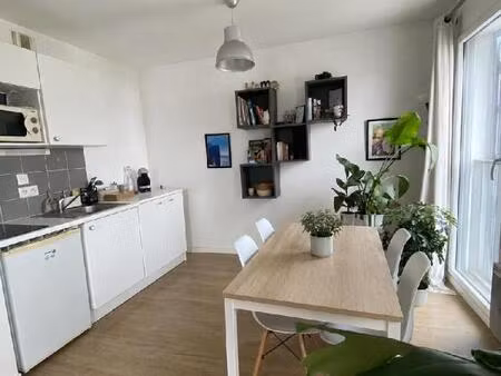 studio très bien placé sur l'ile de nantes et en très bon état