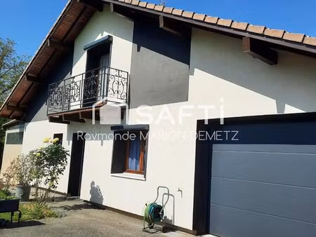 idéale pour une famille  secteur tranquille  proche de toutes commodités  totalement rénov