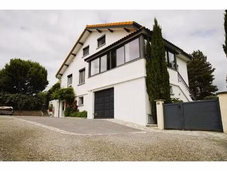 je vous invite à venir découvrir cette maison familiale de 160 m2 habitable avec piscine  