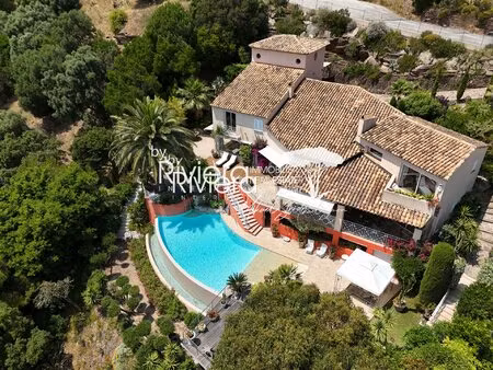 propriete avec piscine a debordement et vue mer !