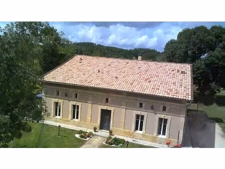 belle rénovation pour cette grande maison en pierre avec une grange à réhabiliter