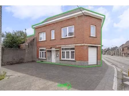 charmante maison 2 chambres avec cour – beau potentiel