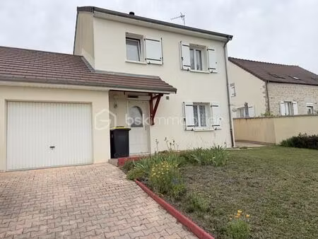 maison familiale chaleureuse située dans un secteur tranquille  à deux pas des commodités