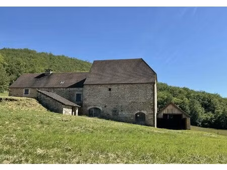 corps de ferme sur 9.490m² à finir de restaurer