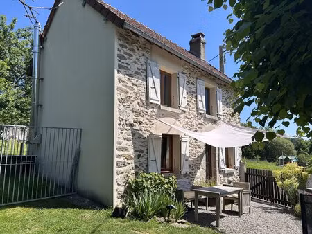 jolie maison en pierre d'une chambre avec vue panoramique
