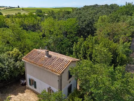ancienne maison de garde-barrière dans un environnement paisible avec terrain