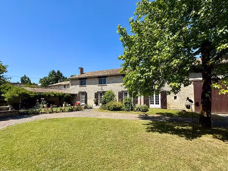 superbe propriété de village en pierre de 4/5 chambres avec terrain privé  piscine et dépe
