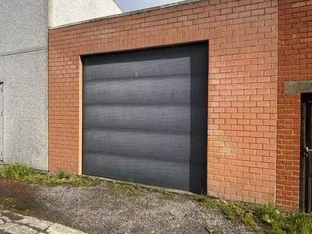 hangar avec parcelle de terrain arrière