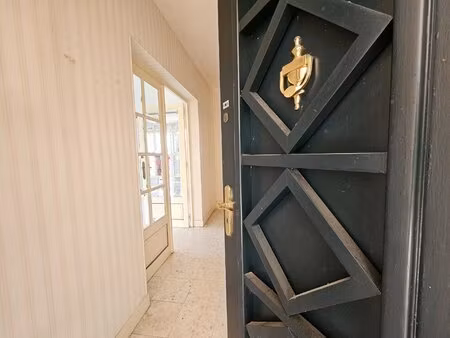 maison d’architecte des années 70 avec piscine et grand jardin arboré – à proximité...