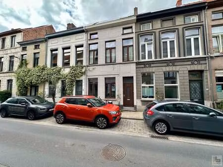 goedgelegen woning met leuke stadstuin.