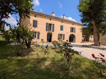 élégante maison gasconne écologique avec intérieurs d'exception