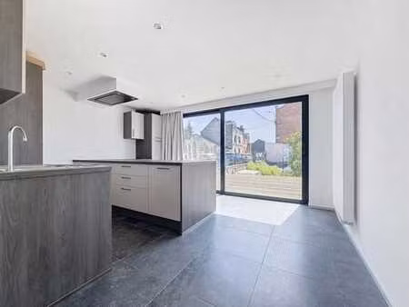 maison trois chambres avec terrasse et jardin à jambes !!