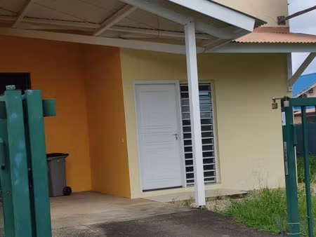 à kourou  maison avec terrasse à louer pour petite famille