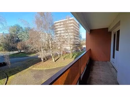 f2 avec balcon parking et cave libre à la vente