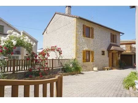belle maison de ville en pierres apparentes avec double garage et cour