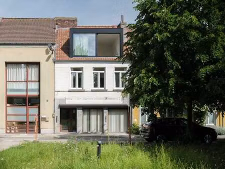 uniek handelshuis met centrale ligging  bestaande uit een...