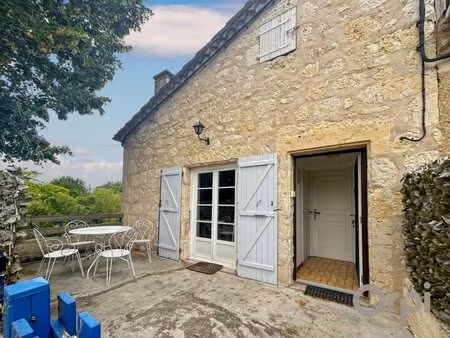 maison de ville avec deux chambres  jardin et parking