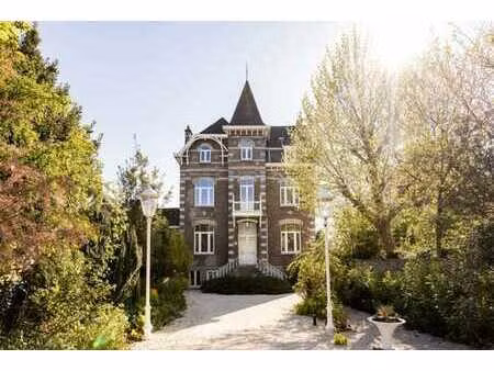 petit château unique avec maison de cocher et jardin