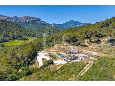 superbe villa contemporaine située dans un lieu exceptionnel