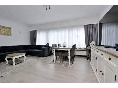 appartement au rez-de-chaussée avec 2 chambres à coucher