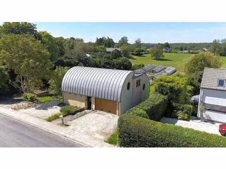 villa split-level moderne unique avec piscine sur 17a 83ca
