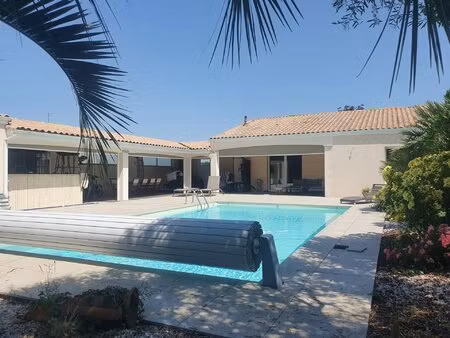 villa contemporaine de 154 m² avec piscine