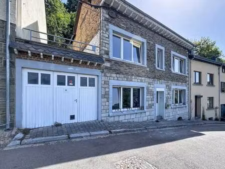 maison spacieuse avec terrasse et jardin.