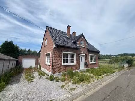 maison d'habitation avec garage et jardin
