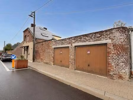 spacieuse maison à rénover avec double garage et jardin !