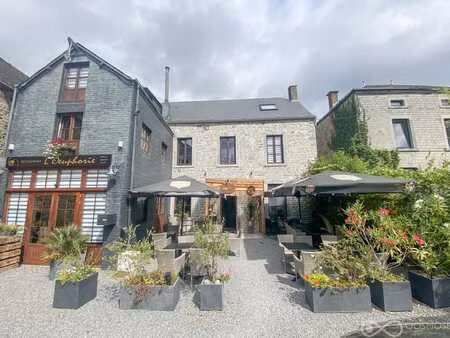 restaurant (46 + 40 couverts) + logement sur 32 ares
