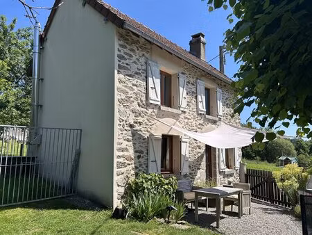 jolie maison en pierre d'une chambre avec vue panoramique