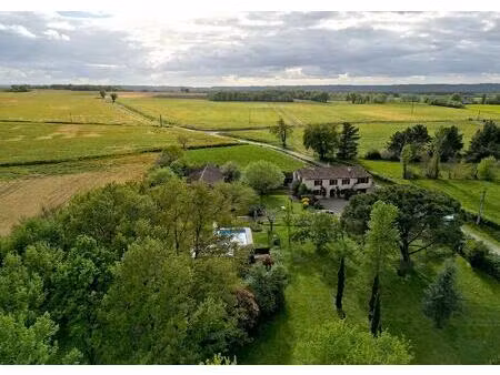 maison de caractère avec 4 chambres sur 'environ 7318 m².